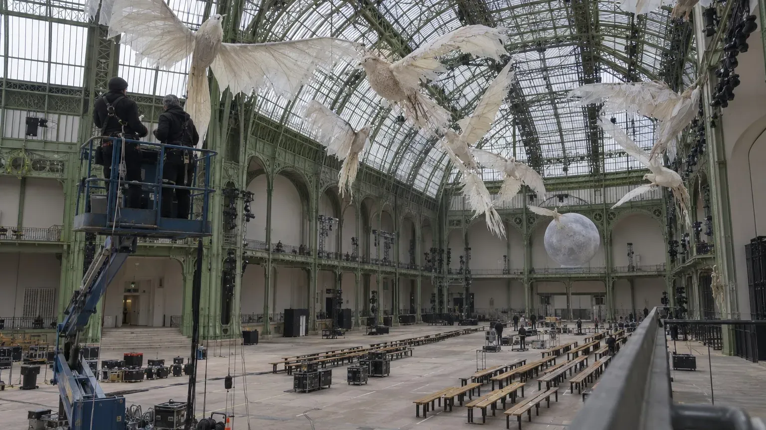 Matthieu Blazy fait voler l'héritage de Chanel : voiles, mailles et broderies en 83 silhouettes