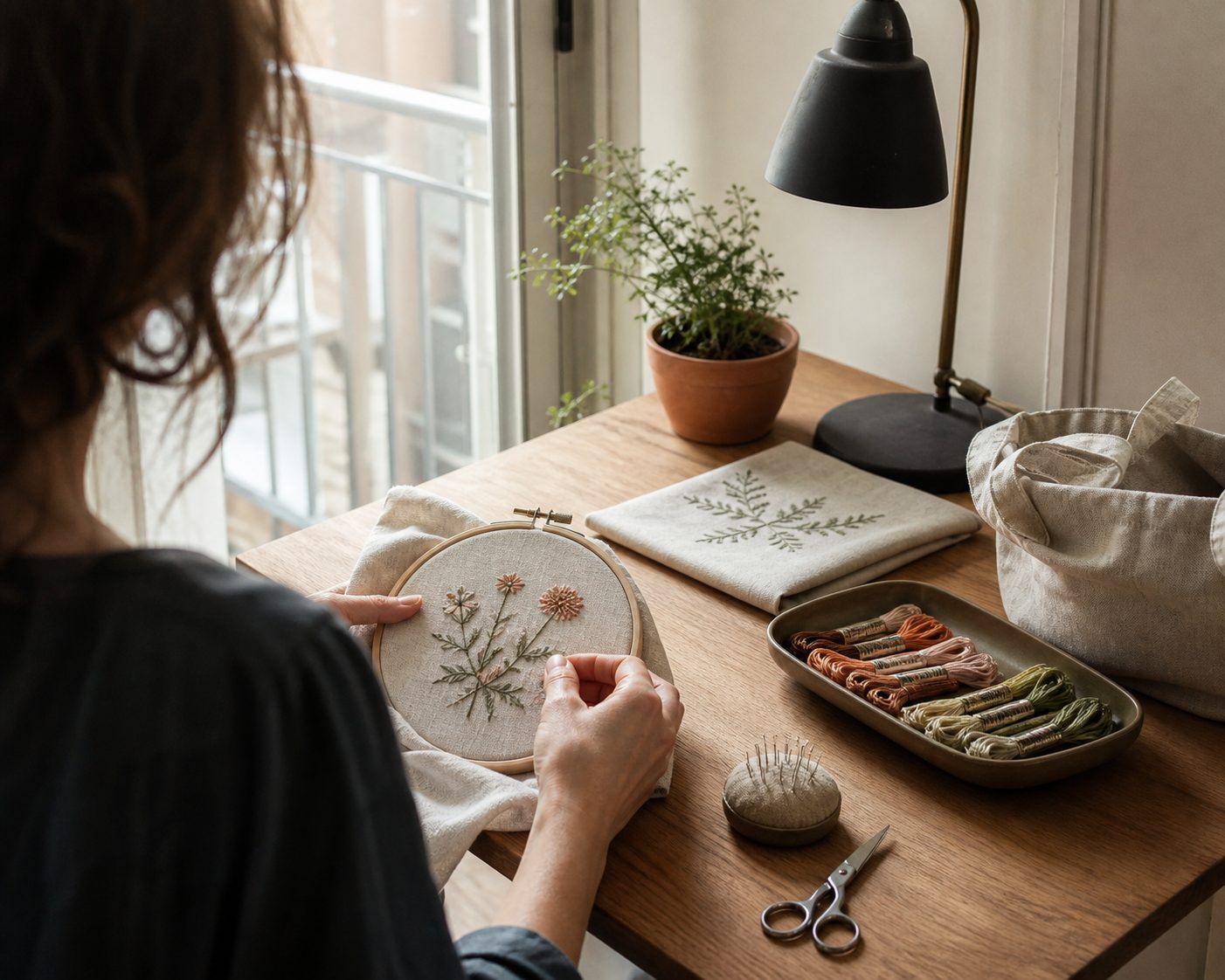 Broderie, canevas et ateliers : apprendre sans suréquiper son espace